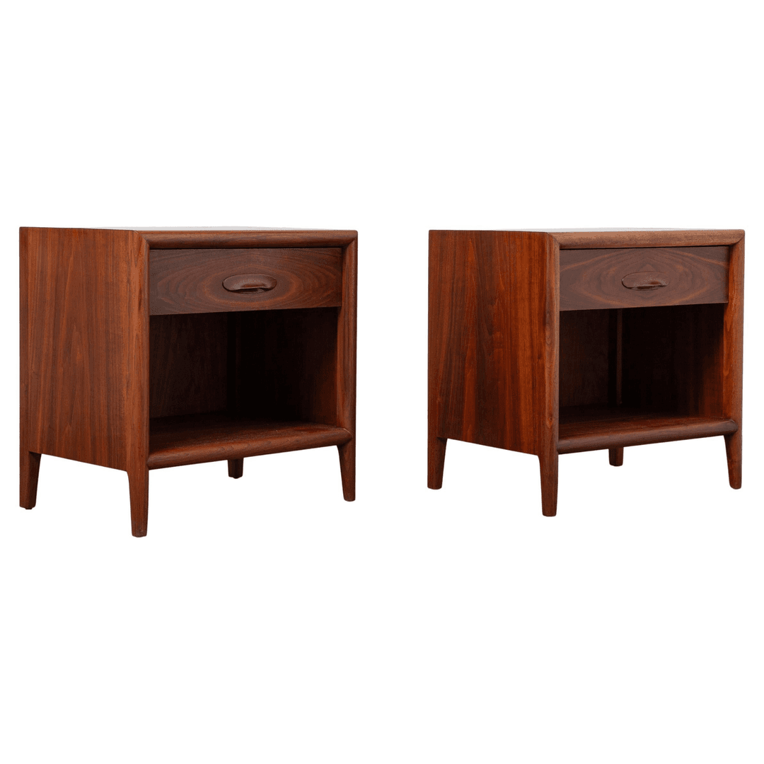 Pair of T.H. Robsjohn-Gibbings Nightstands or End Tables in Walnut Wood, f_45042002, from Open Air Modern